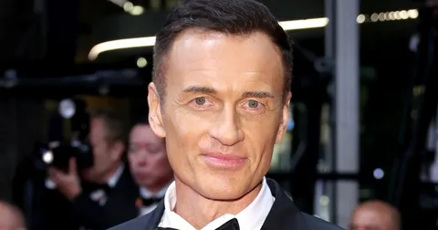 Актер сериала «Зачарованные» Джулиан Макмэхон скончался в 56 лет от рака